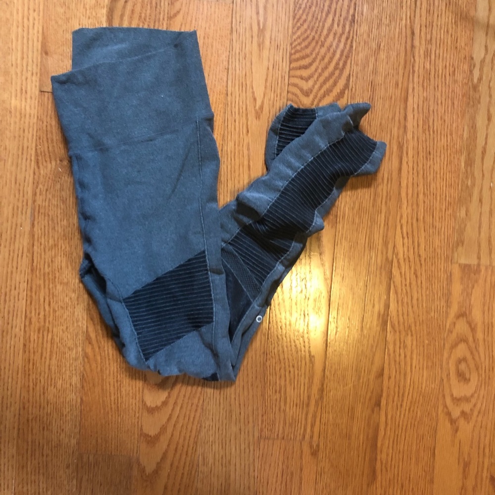 Alo YOGA High Waist Seamless Moto Legging in Gray Heather. LIKE NEW.